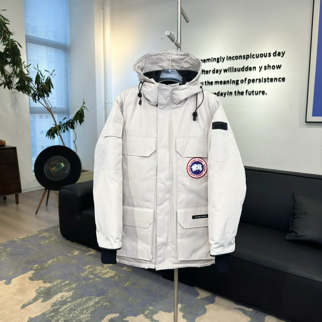 P800 Canada Goose "Canada Goose"🇨🇦 Beichen White / 08 Expedition Parka 4660M Product color: black, off-white, red, sand pink, sky blue, graphite gray, Beichen white, navy blue, sky blue, gray camouflage gray black label Product size: XS, S, M, L, XL, XXL The Expedition was originally a parka designed for scientists at the McMurdo Research Station in Antarctica. Whether your next journey takes you into the frozen urban jungle or across uncharted ice fields, wear Canada Goose's Expedition Parka and get proven results year after year in Antarctica by the National Science Foundation's Center for Polar Research.  Material list: 1⃣ Uses Y-shaped Velcro imported from Taiwan (exclusive in the market) 2⃣ Uses 18-count polyester-cotton blended fabric imported from South Korea (authentic synchronized fabric) 3⃣ National standard 80% white duck down, (zp uses 80% white duck down/90% of all boasts are fake) 4⃣ Western Canadian coyote hair (non-market dyed fox hair filled with wolf hair) Material analysis characteristics: 1⃣ The original/polyester-cotton fabric has a high polyester fiber content, and the polyester-cotton fabric has high heat and light resistance and good stability. It has bright colors, high fiber strength, durability, light resistance, heat resistance, and straightness. 2⃣ As we all know, the original version uses 80% white duck down. The fill power refers to the cubic inches of volume occupied by each ounce (30 grams) of down under certain conditions. If one ounce of down occupies 500 cubic inches, the fill power of the down is 500. So we can simply understand it as: fill power is the volume of down, and the volume of down is fill power. The higher the fill power of down, it means that under the same filling amount, down can fix a larger volume of air layer to keep warm and insulate, so the warmth retention of down is better. 3⃣ Western Canadian coyote hair, "large range of selected neck hair" is soft and fluffy, each wolf hair is 60-63 long / 14-16 wide at the peak, this width + preferred parts. It is basically unmatched by the same industry